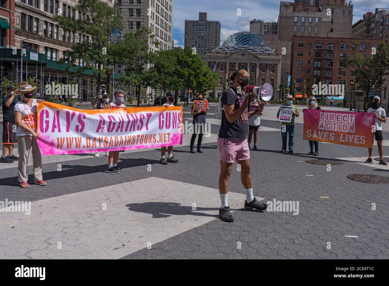 New York, Usa. August 2020. Ein Aktivist spricht während eines Gay Against Guns Protestes in New York City.Gay Against Guns und Aktivisten inszenierten einen Protest gegen Waffengewalt Credit: SOPA Images Limited/Alamy Live News Stockfoto