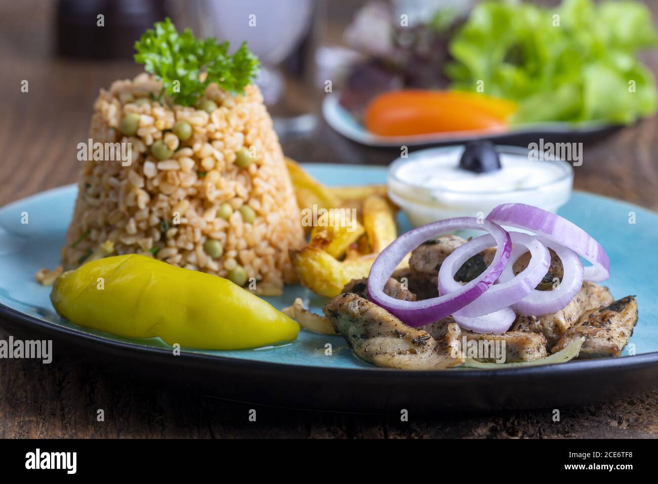 Griechische Gyros mit Reis auf Holz Stockfoto