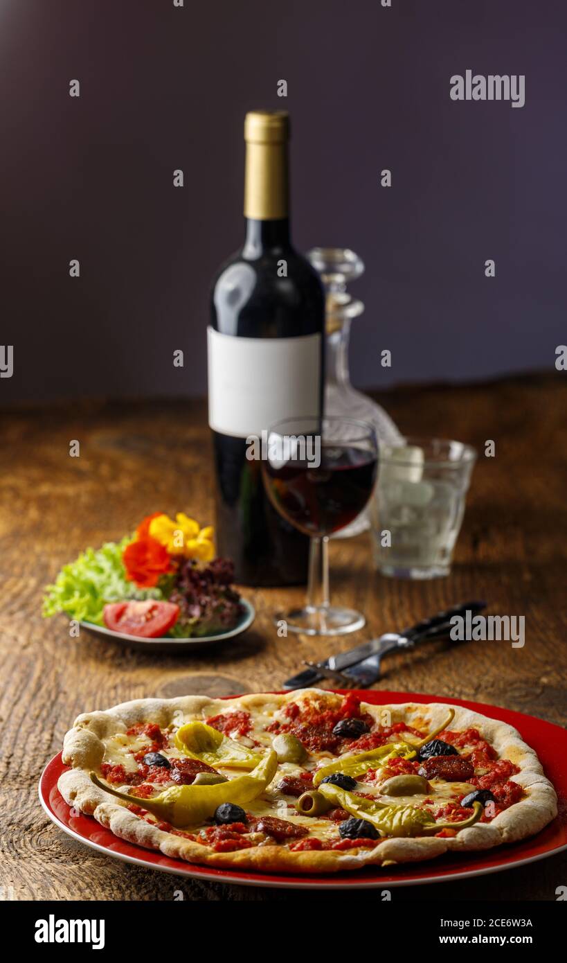 Frische Pizza mit Rotwein Stockfoto