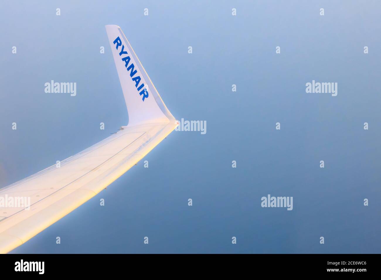 Ryanair-Logo der Billigfluggesellschaft auf dem Flugzeugflügel Stockfoto