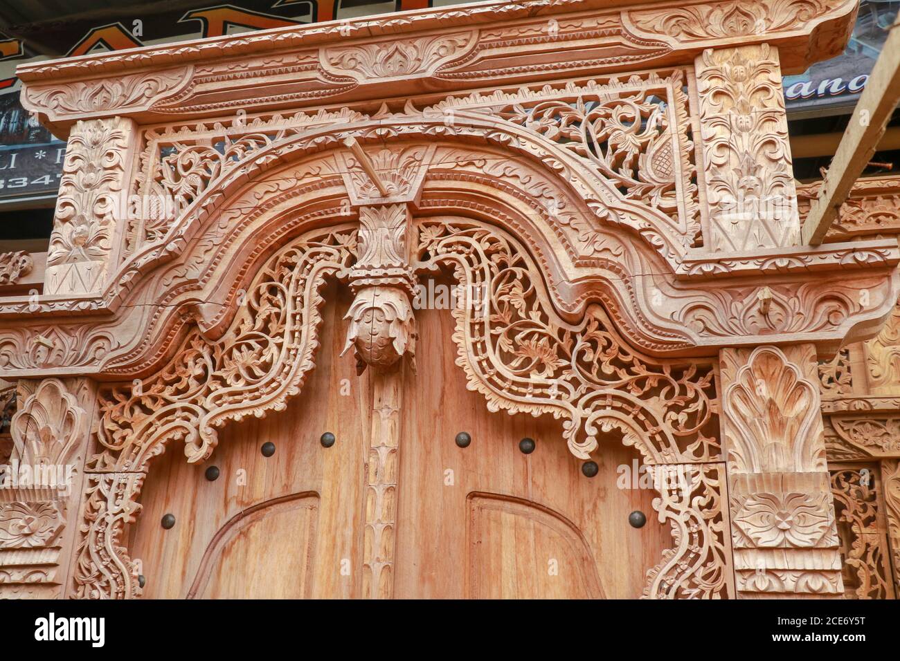 Nahaufnahme Bild der alten Tür.geschnitzte Türen und Türrahmen. Traditionelle Kunst der balinesischen Schnitzer. Fertige Produkte bereit zum Verkauf Stockfoto