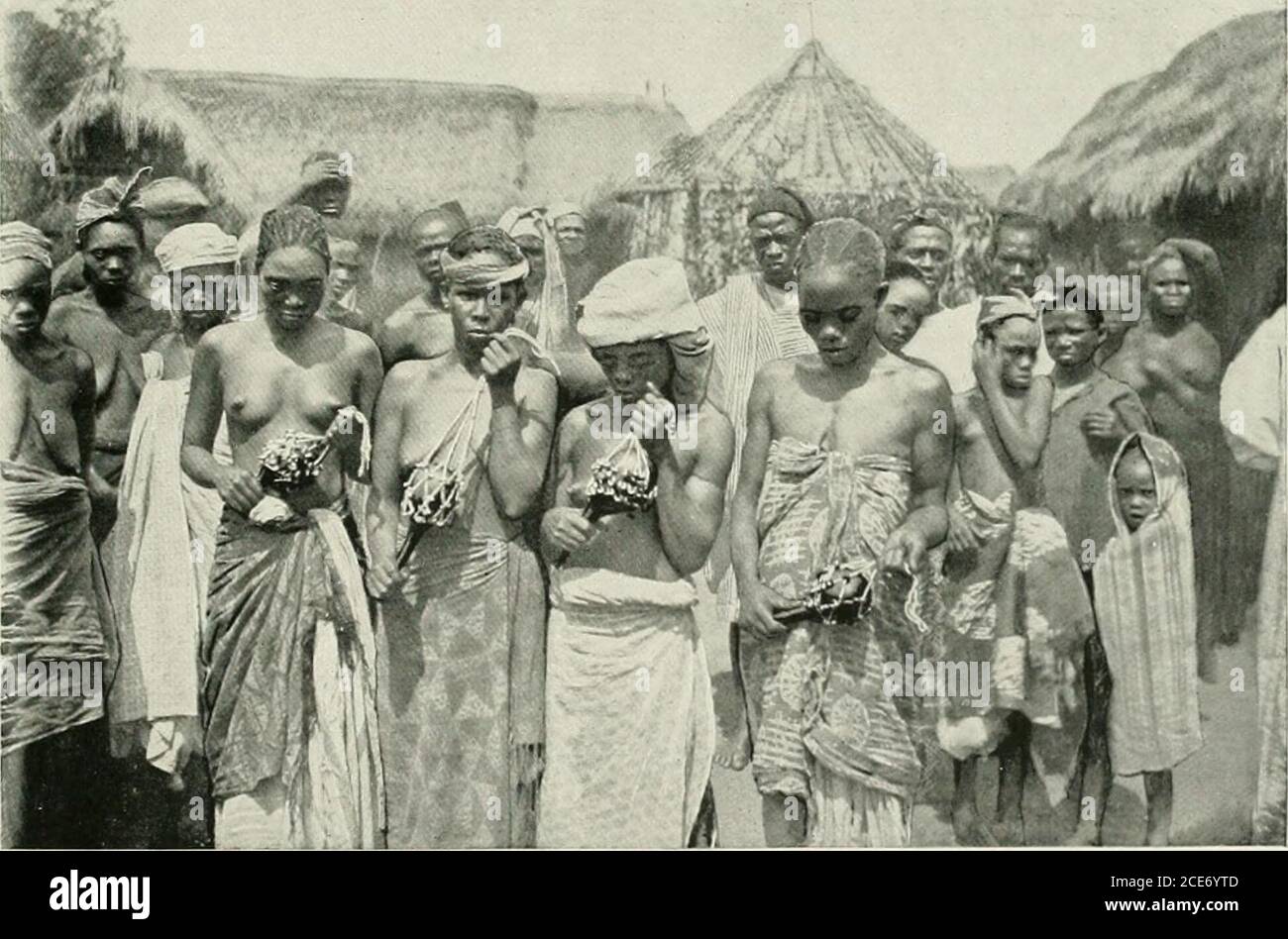 . Frauen aller Nationen, eine Aufzeichnung ihrer Eigenschaften, Gewohnheiten, Manieren, Bräuche und Einfluss; . Sitten, o - Manchmal darf das Haar als Zeichen der Trauer wachsen, manchmal wird es abrasiert; und Ringe von getrocknetem Gras oder Palmbinde sind ein häufiges Zeichen der Trauer. Im ]Iendi-Land werden Frauen und Mädchen durch schmale Streifen aus Baumwollfasern ersetzt.als weiteres Trauerzeichen rasten sie einen Zentimeter breit um den Kopf herum. Die Witwen des Häuptlings leben sechs Monate in einem barri oder Gerichtsgebäude und können dann wieder heiraten, die Position 1 x 1 xu i. der Witwen. ^^^* ^^ ^ ^^^^ ^^^y Stockfoto