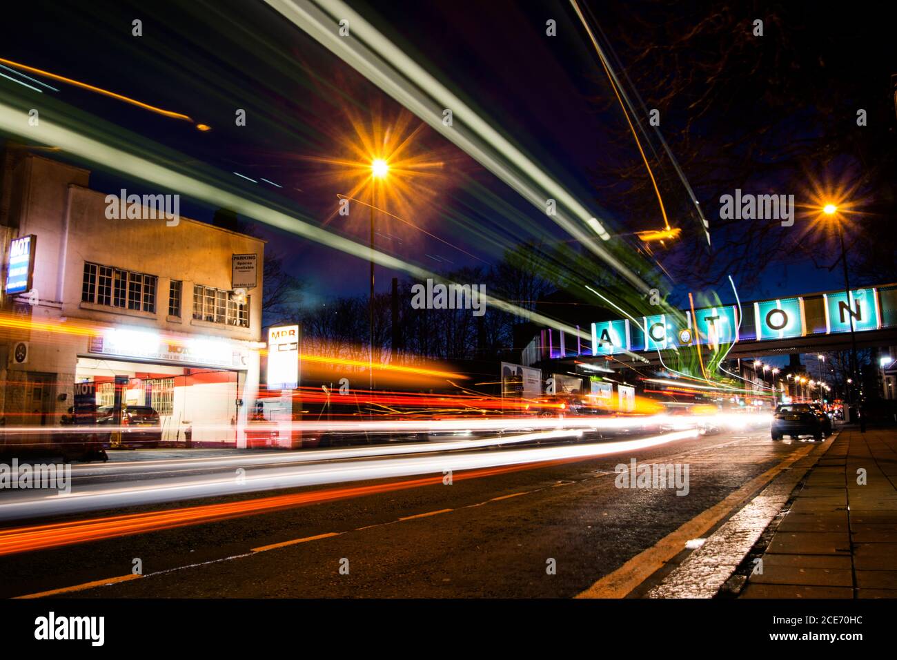 Nachtaufnahme in den Acton Town Streets in London Stockfoto
