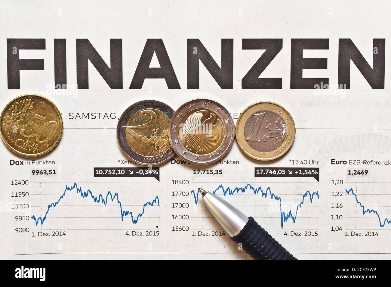 Zeitung Börsenkurs und Münzen Stockfoto