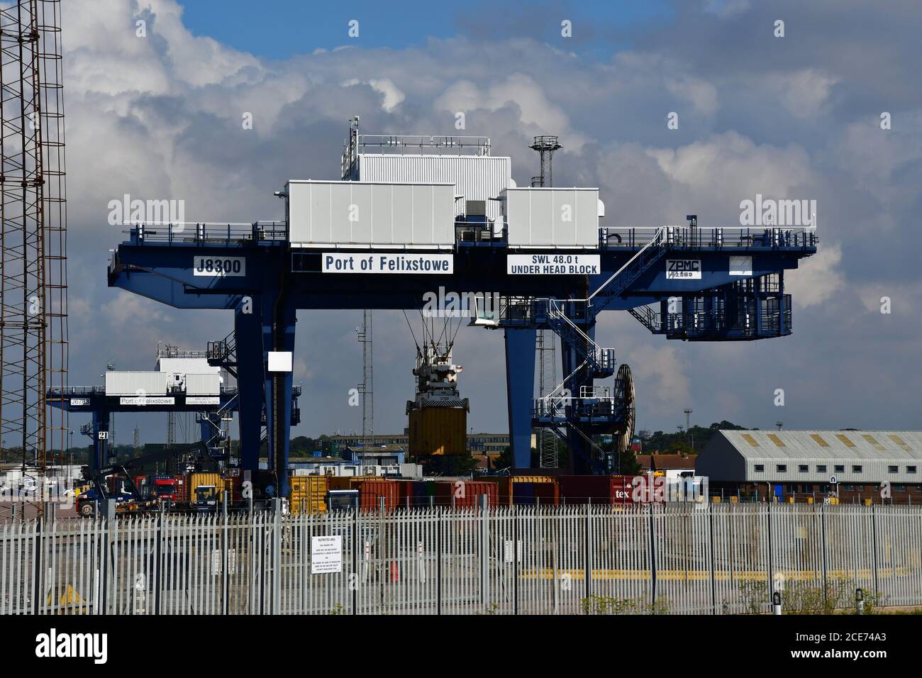 Container auf einem Kran in Felixstowe Port, Suffolk, UK Stockfoto