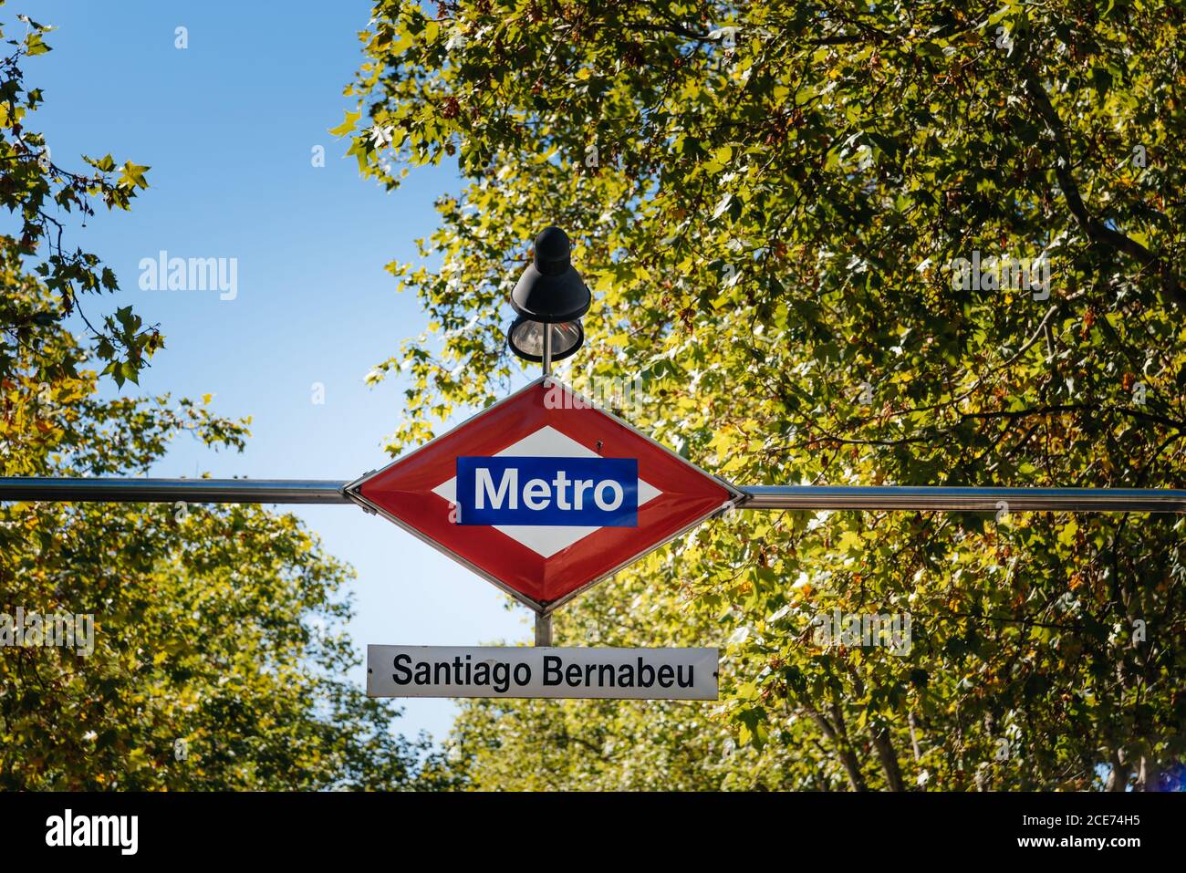 Madrid, Spanien - 30. August 2020: Santiago Bernabeu Metro-Station gegen grünes Laub Stockfoto