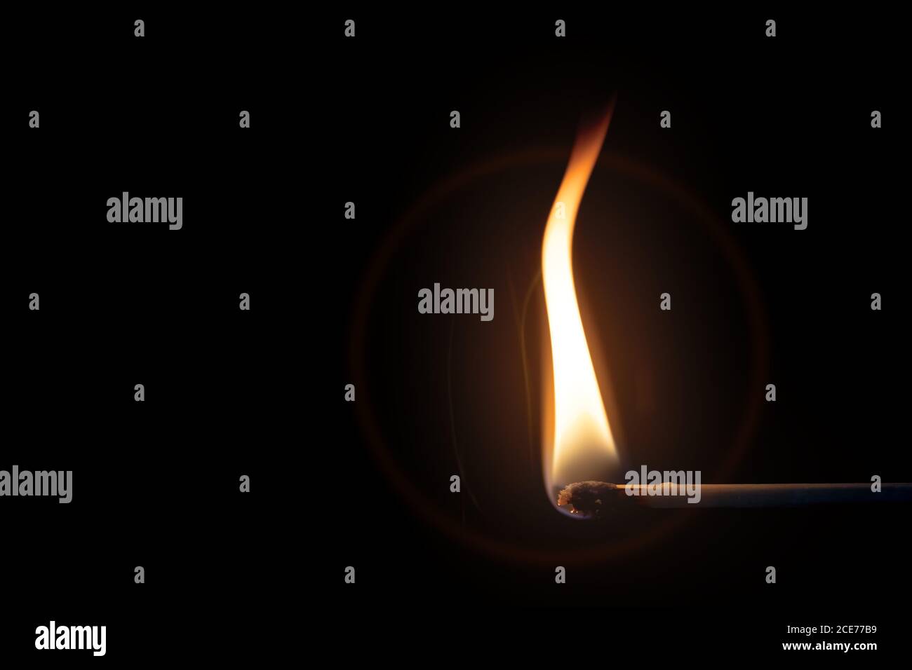 Match Flamme dunklen Hintergrund Stockfoto