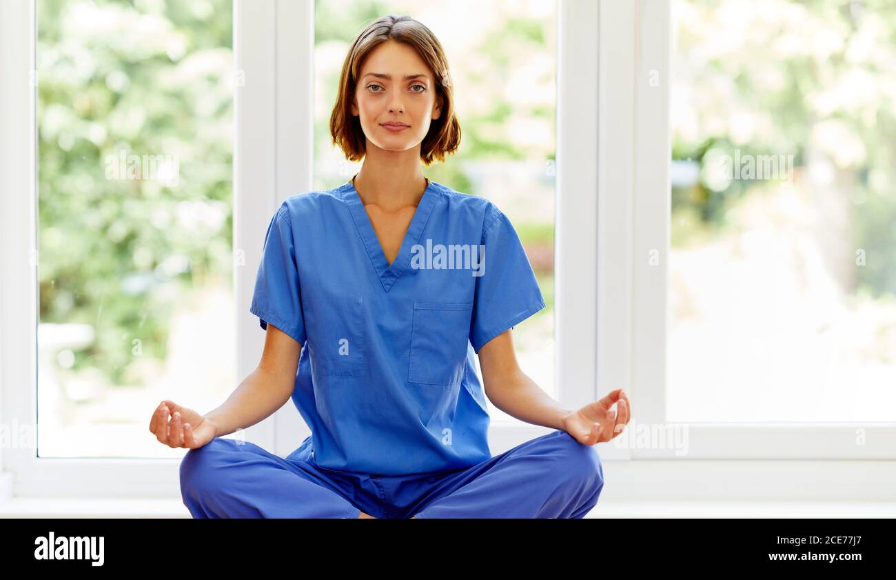 Krankenschwester, die Yoga bei der Arbeit praktiziert Stockfoto