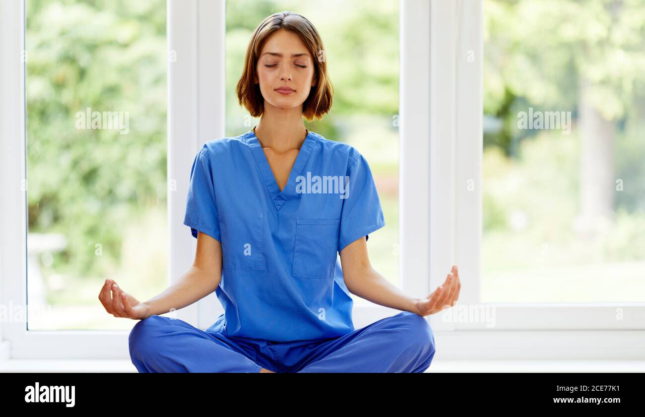 Krankenschwester, die Yoga bei der Arbeit praktiziert Stockfoto