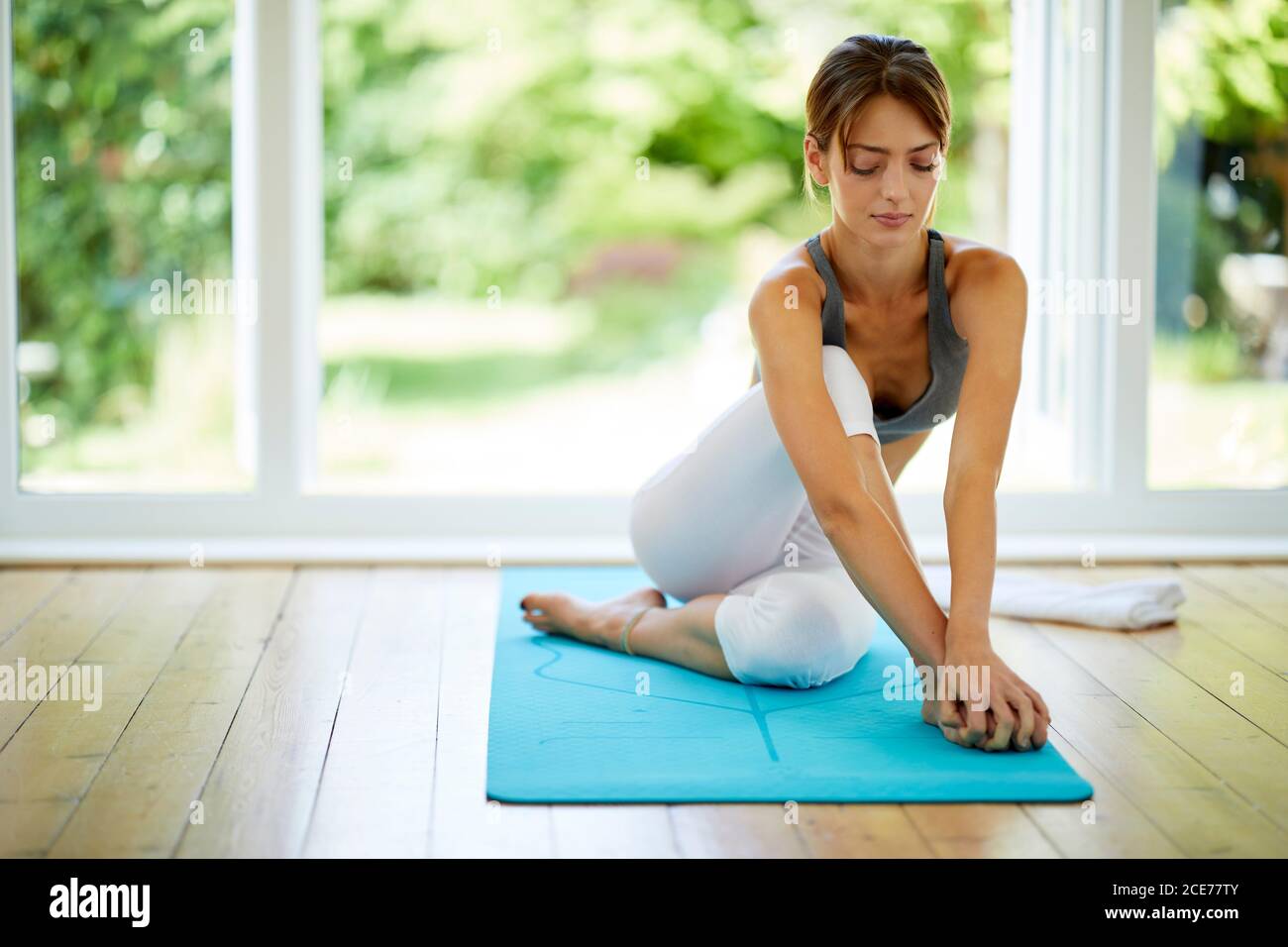 Attraktives Mädchen praktiziert Yoga Stockfoto
