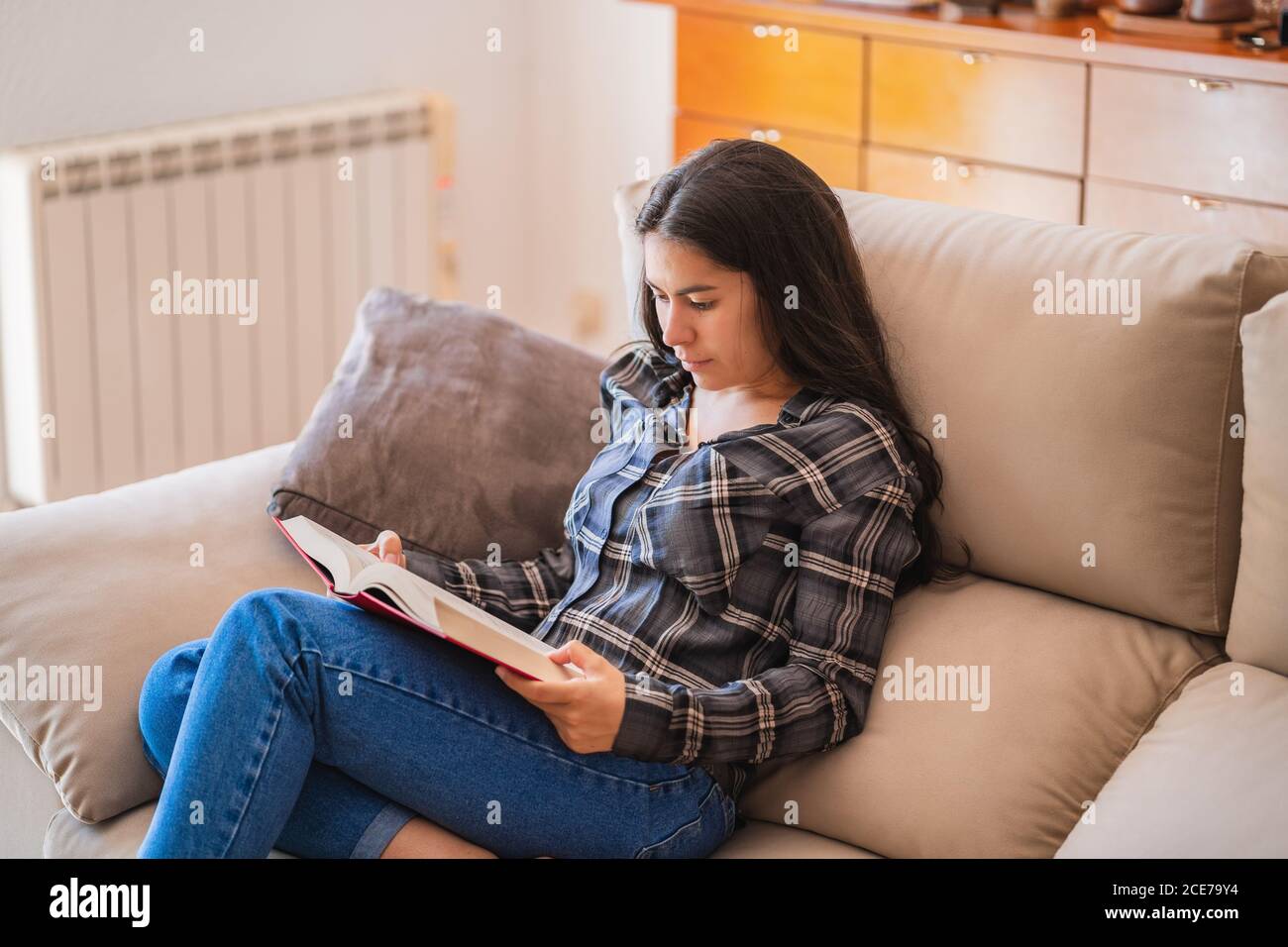 Junge Frau mit Buch zu Hause Stockfoto