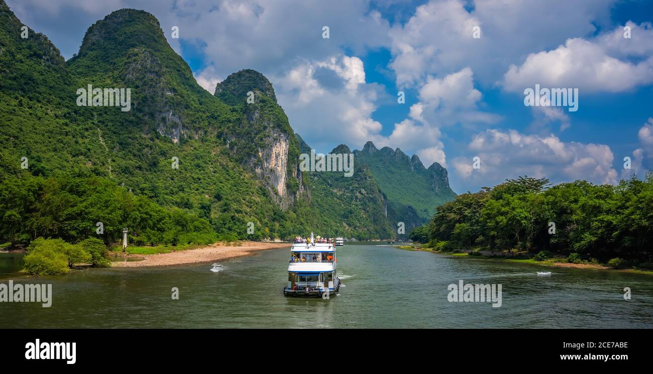 Touristenboot, das auf einem Li Fluss in China segelt Stockfoto