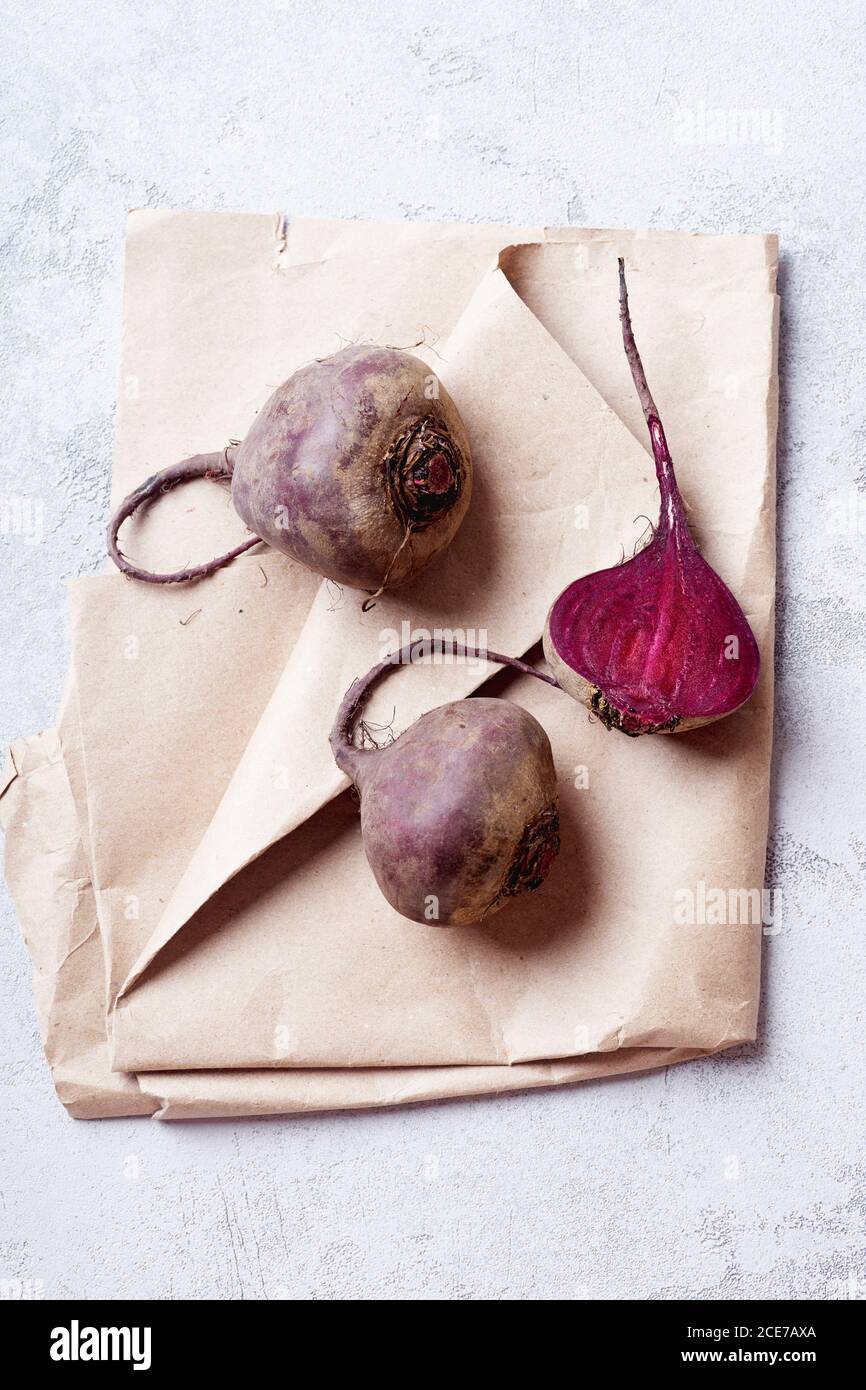 Frische ganze und geschnittene Rote Bete von oben betrachtet Stockfoto