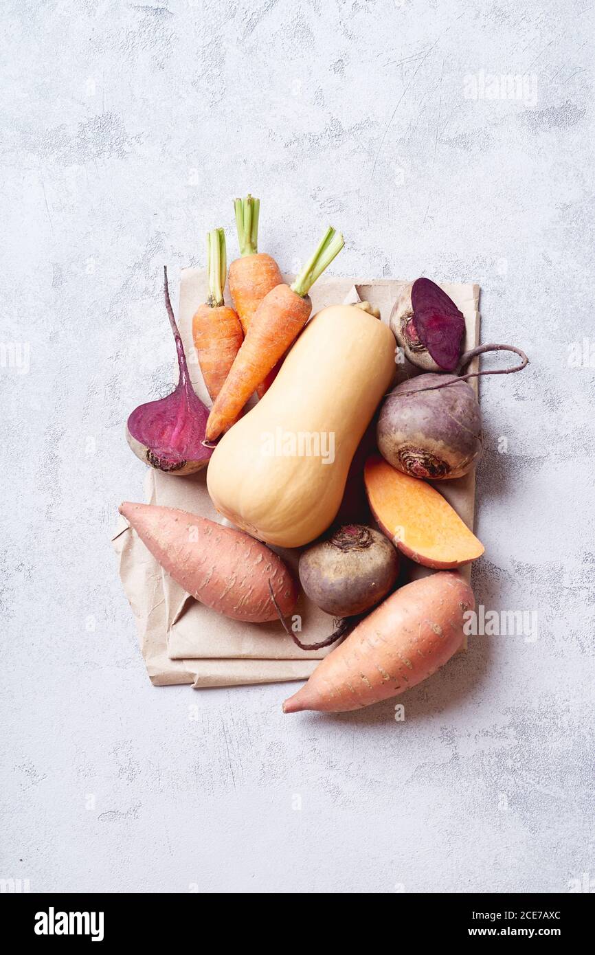 Frisches Gemüse zum Kochen vorbereitet. Gesunde vegetarische Mahlzeit Konzept Stockfoto