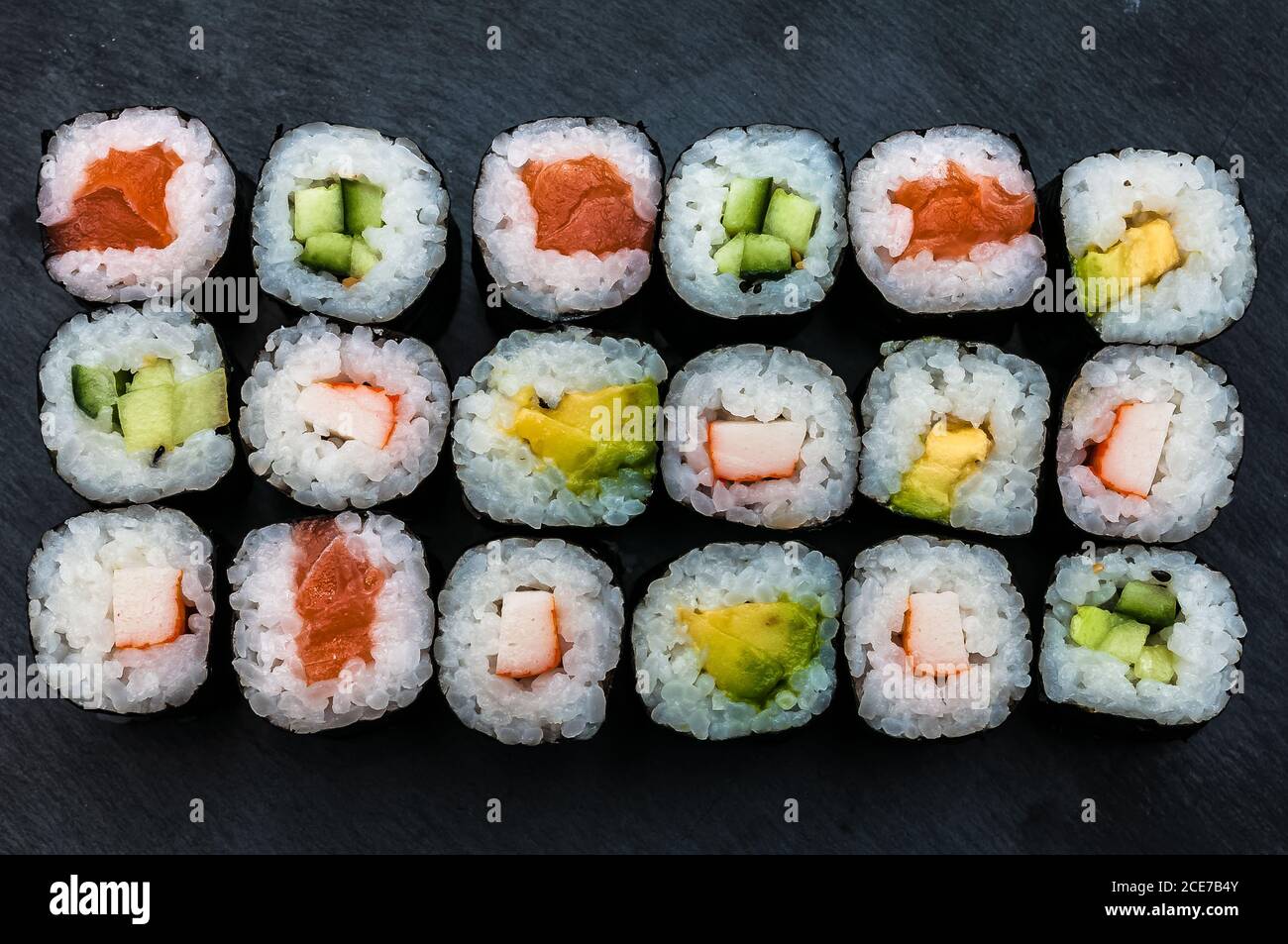 Maki-Sushi auf einem Schiefer Stockfoto