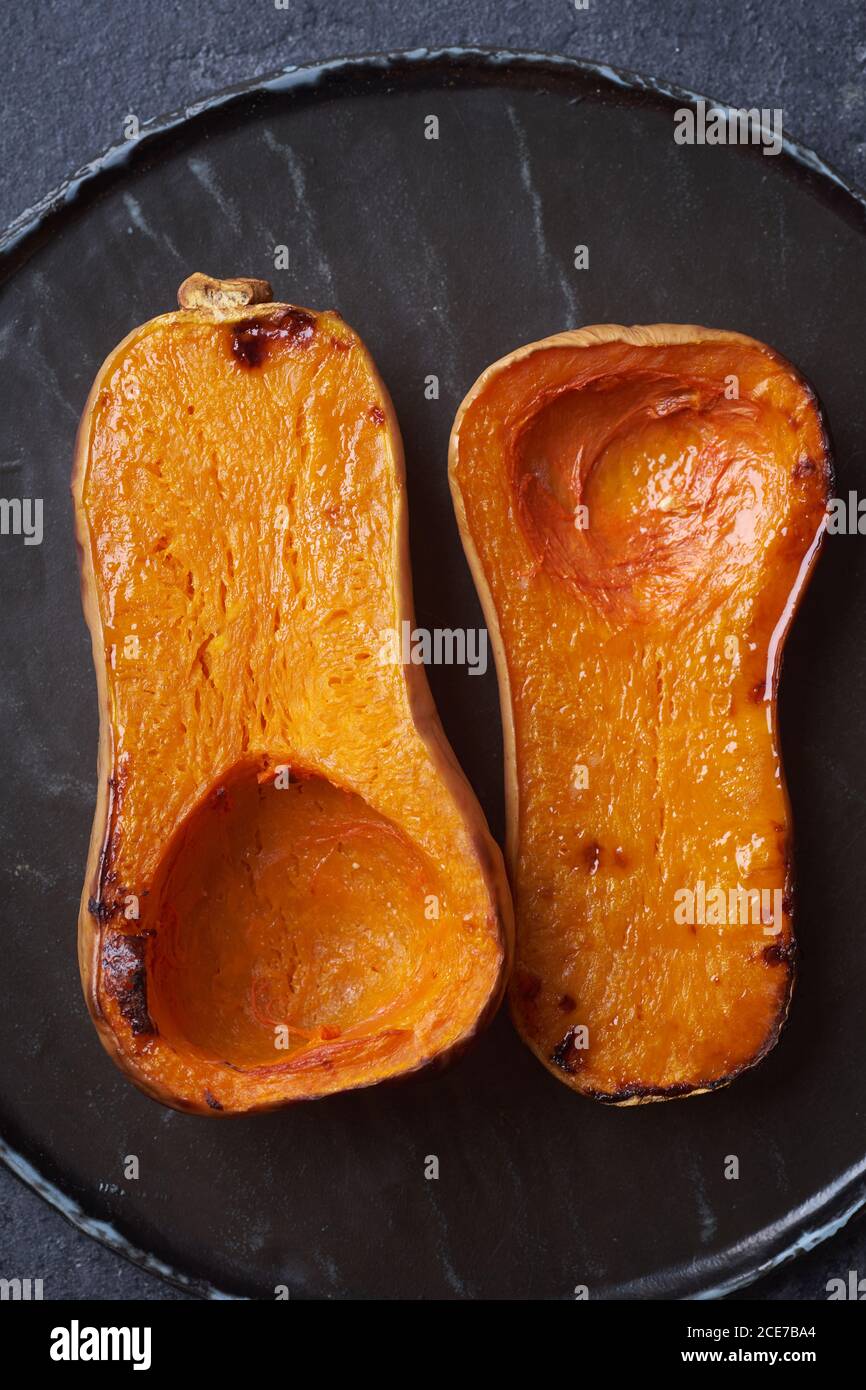 Halbierte und gebackene Butternusskürbis Stockfoto