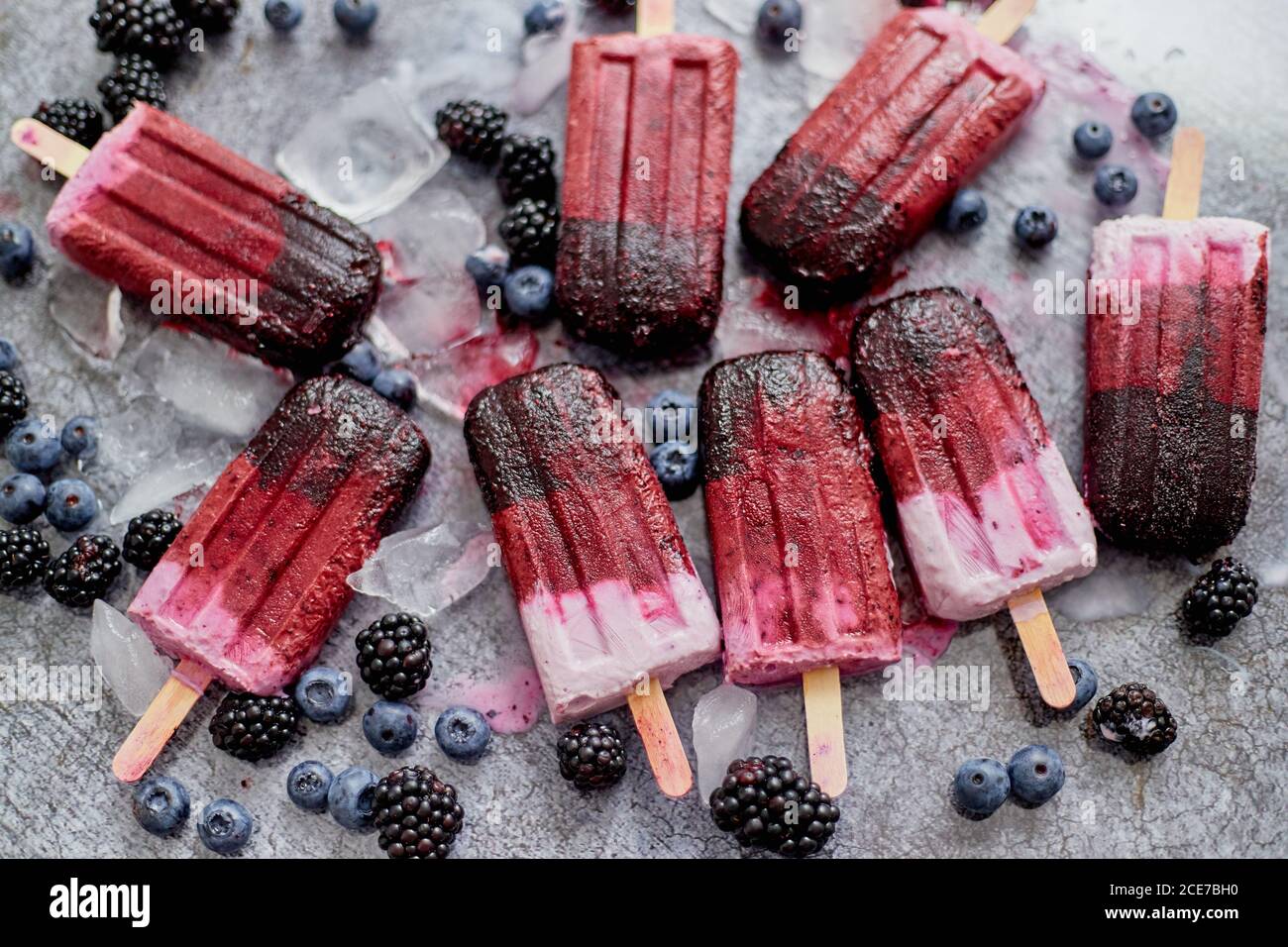 Hausgemachtes Brombeere- und Speiseeis oder Eis mit gefrorenen Beeren auf schwarzem Schiefertablett Stockfoto