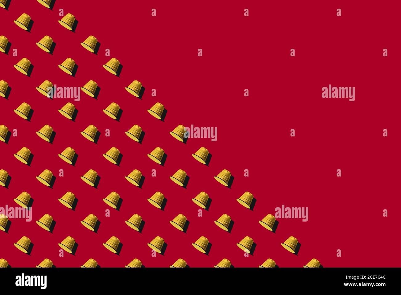 Ansicht der gelben Kaffeepads in geraden Reihen Als nahtloses Muster auf rotem Hintergrund Stockfoto