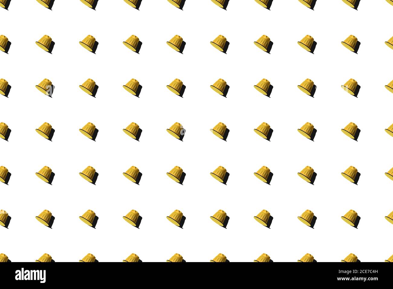 Ansicht der gelben Kaffeepads in geraden Reihen Als nahtloses Muster auf weißem Hintergrund Stockfoto