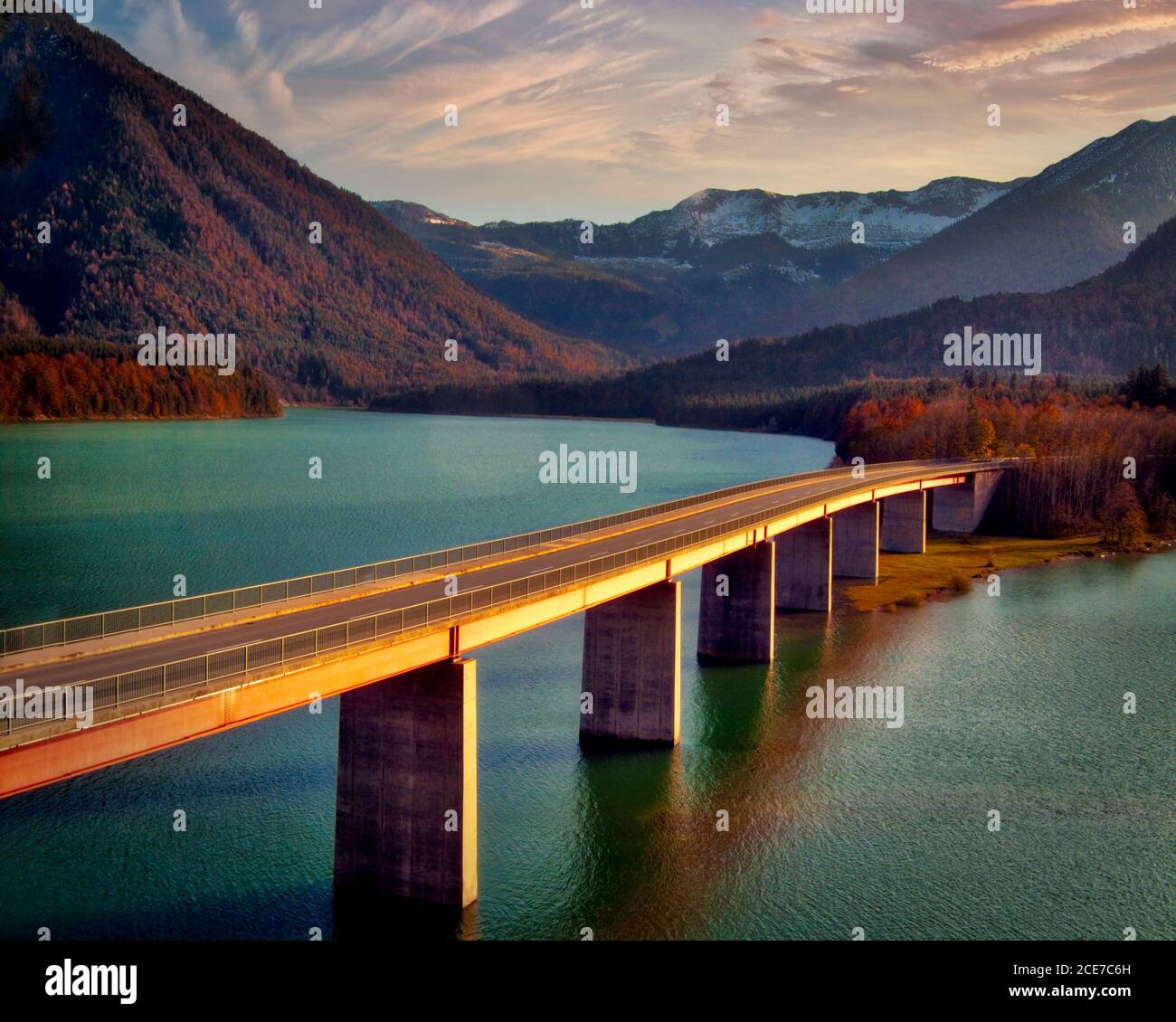 DE - BAVARIA: Brücke über den Sylvenstein Stausee mit Karwendelgebirge im Hintergrund Stockfoto