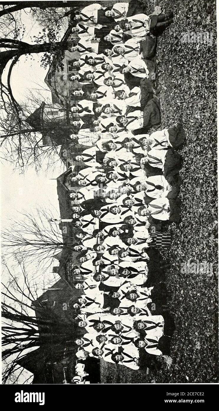 . Virginian Seite hundert Tienty-jour. Seite hundert Tivenly-fve N - iF0«RTI^f par irl   nnnl VIERTES JAHR CLASSMotto: Den Sternen durch Schwierigkeiten.Farben : Weiß und Gold.Blume: Chrjsanthemum. OFFIZIERE Virginia Lindsey Präsidentin jMary Forbes MCE-Präsidentin Bernice Johnson Secretarj-Schatzmeister ROLLE Adams, Dorothj- Foster, Katherine Noell, Addie Amonettc Ariana Garnet, Edna Ogden, Elizabeth Anderson Eliza Gibson Ethelyn Payne, Olive Anglea, Celeste Gillian Ernestine Peele, Virginia Arvin, IVA Griffine Pool, Lillian Bailcher, Irene Gr Stockfoto