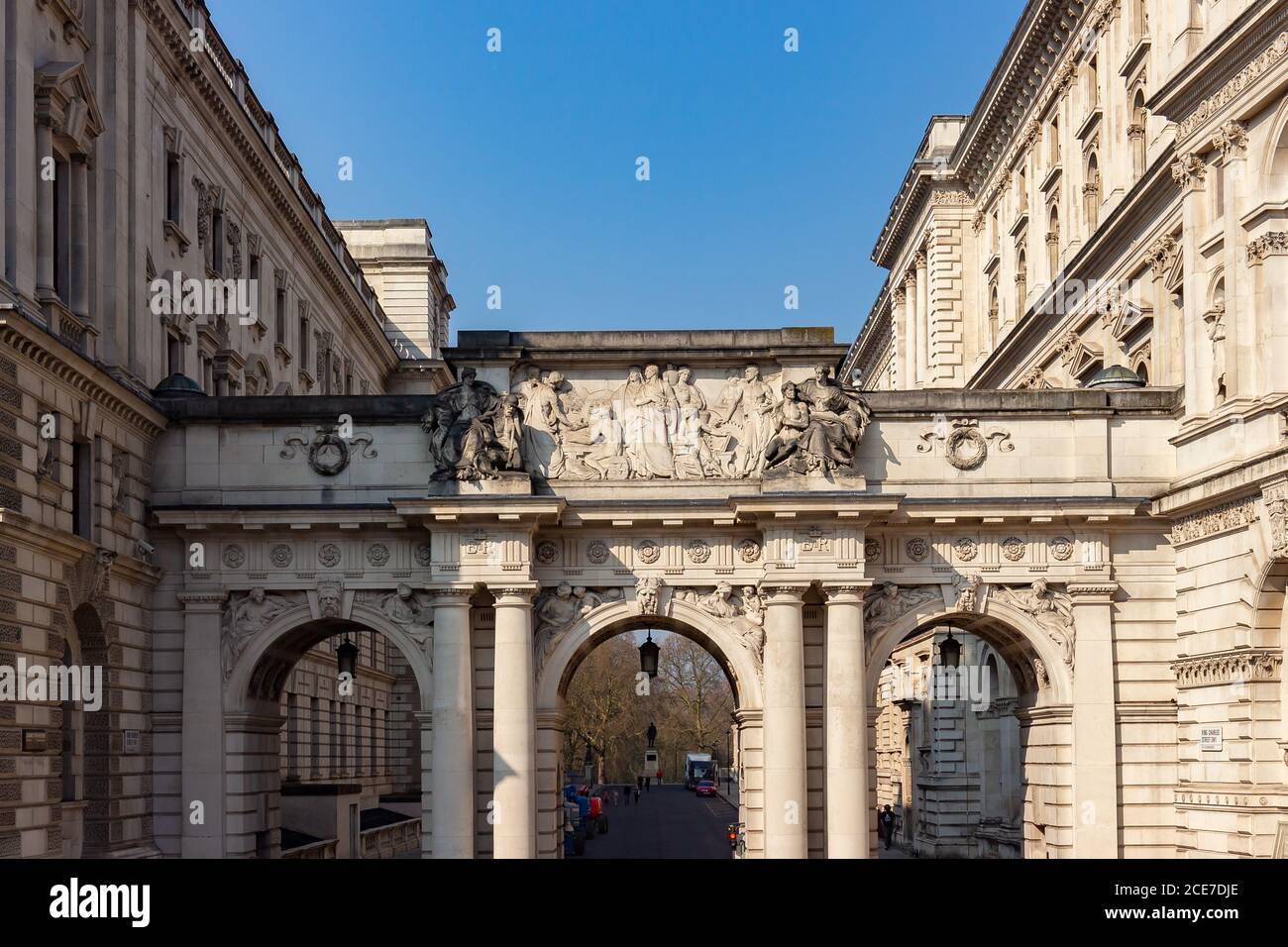 Nahaufnahme des King Charles Street Archway in London Stockfoto