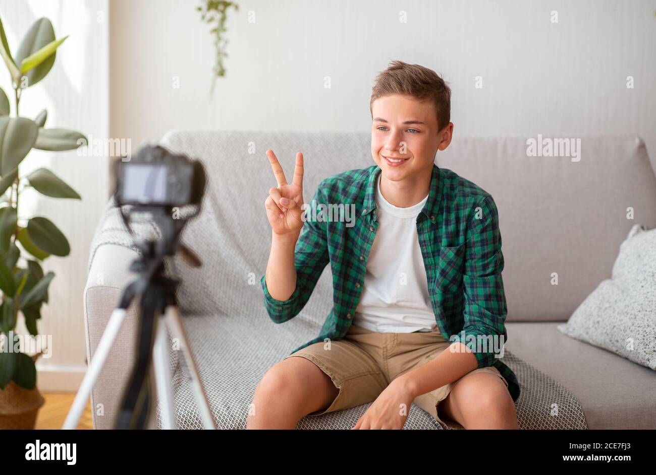 Berühmte Teenager Blogger Übertragung von zu Hause, mit Kamera Stockfoto