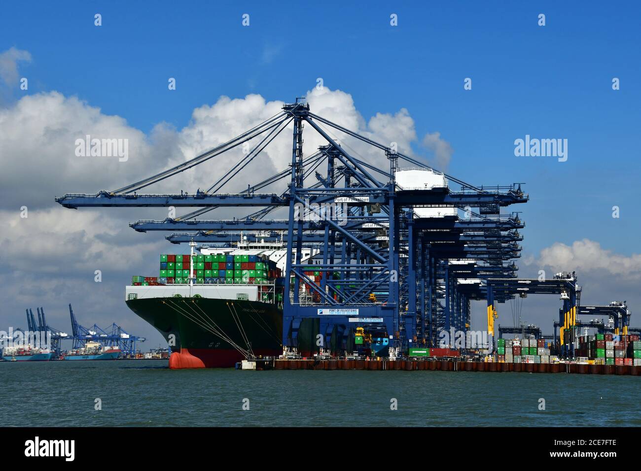 Ein Frachtschiff zum Be- und Entladen im Hafen von Felixstowe, Suffolk, Großbritannien Stockfoto