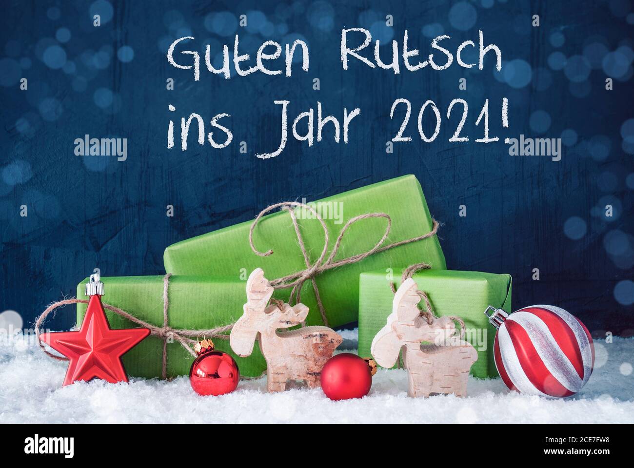 Grüne Weihnachtsgeschenke, Guten Rutsch Ins Jahr 2021 Bedeutet Glückliches  Neues Jahr Stockfotografie - Alamy