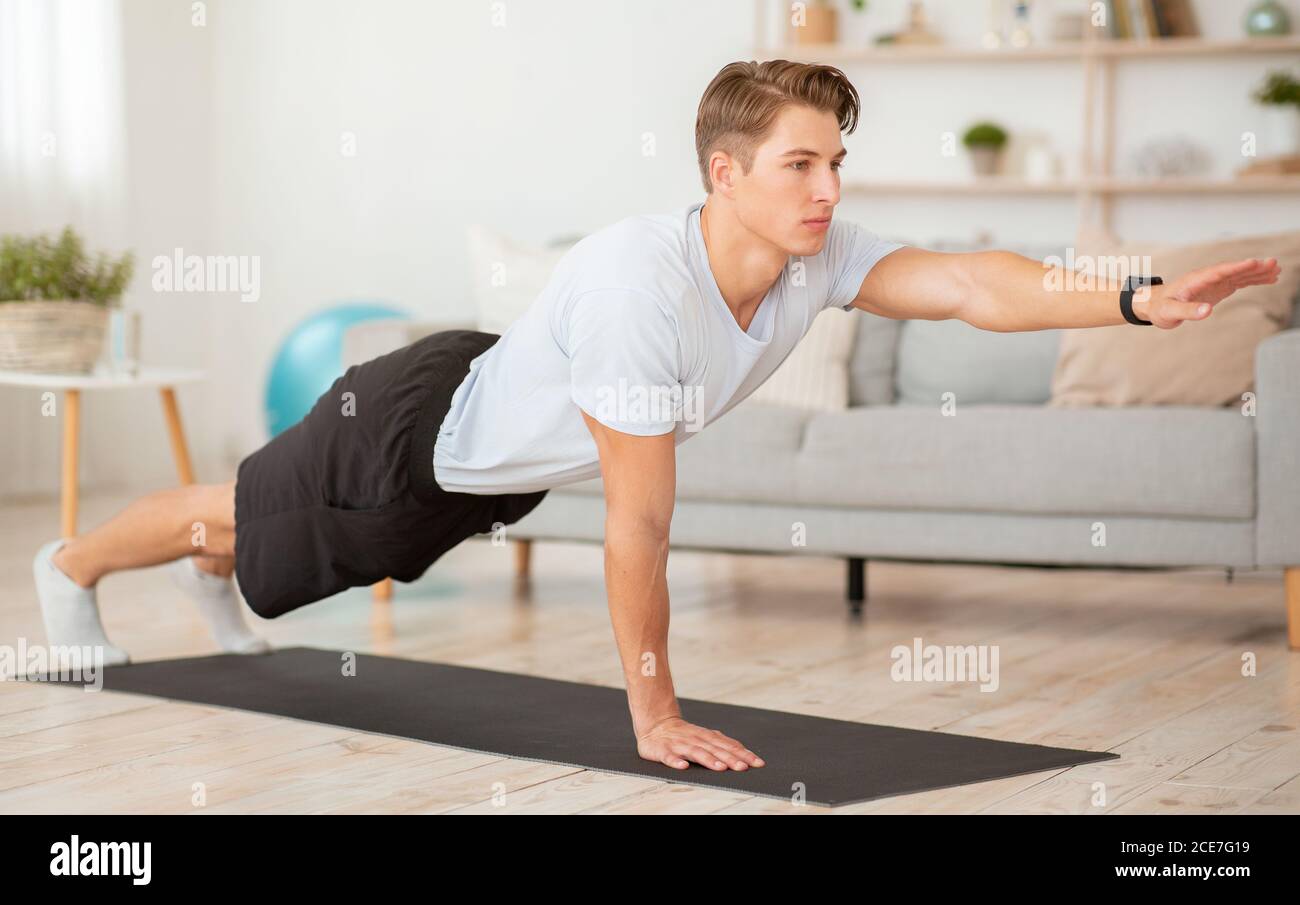 Körperpflege zu Hause und Fitness. Junger Mann mit Fitnesstracker-Training Stockfoto