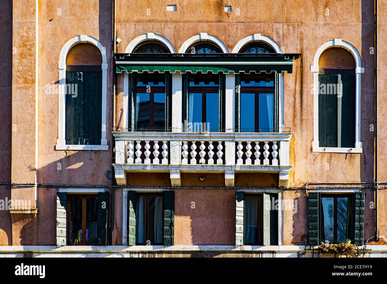 Italienische Kultur an venezianischen Fassaden. Stockfoto