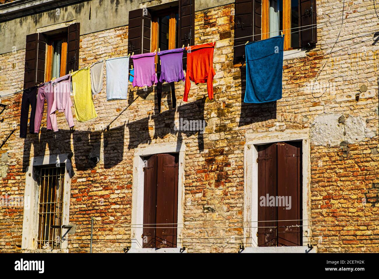 Italienische Kultur an venezianischen Fassaden. Stockfoto