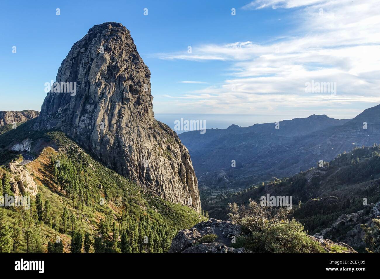 Lavakegel eines alten Vulkans - der markante Roque De Agando auf der Insel La Gomera Stockfoto