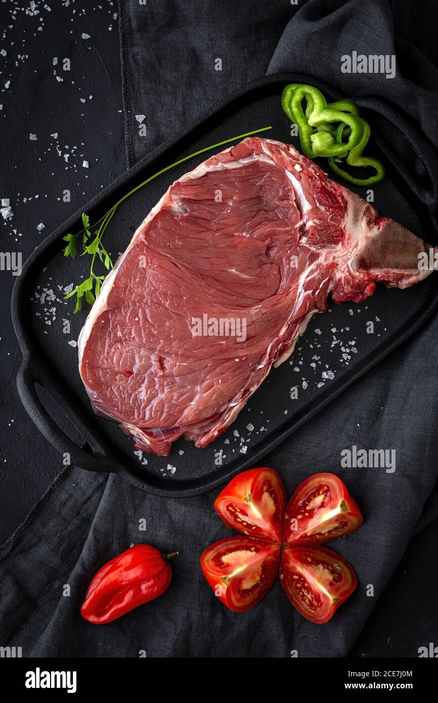 Frisches rohes t bone rindersteak roter pfeffer -Fotos und ...