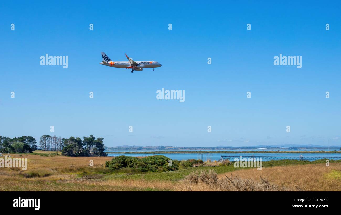 Jetstar Flugzeug landet auf dem Flughafen Auckland Stockfoto
