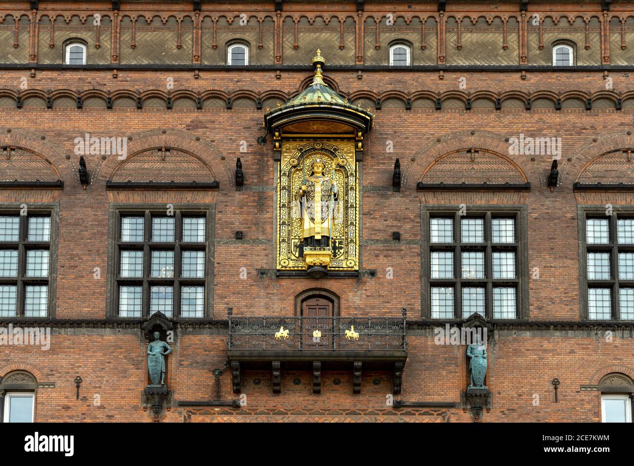 Figur des Bischofs Absalon am Kopenhagener Rathaus auf dem Rathausplatz, Kopenhagen, Dänemark, Europa Stockfoto