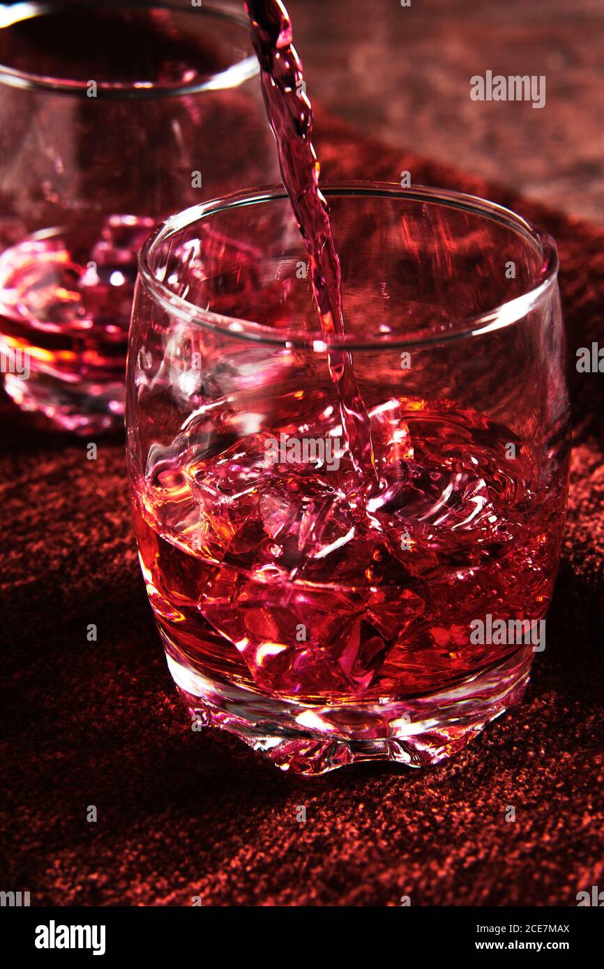 Nahaufnahme von zwei Glas Whiskey auf einem Tisch Stockfoto
