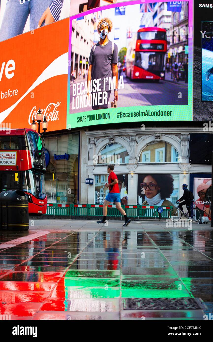 REDAKTIONELLE NUTZUNG NUR EINE digitale Plakatwand wird von London & Partners auf der Piccadilly Circus Lights enthüllt, um die #BecauseImALondoner Kampagne zu präsentieren, Das Ziel ist es, die Londoner zu ermutigen, ihre Gebiete sicher zu erkunden und lokale Unternehmen zu unterstützen, nach der COVID-19-Sperre, um das Vertrauen der Verbraucher zu stärken und die Stadt neu zu gestalten und sich zu erholen. Stockfoto