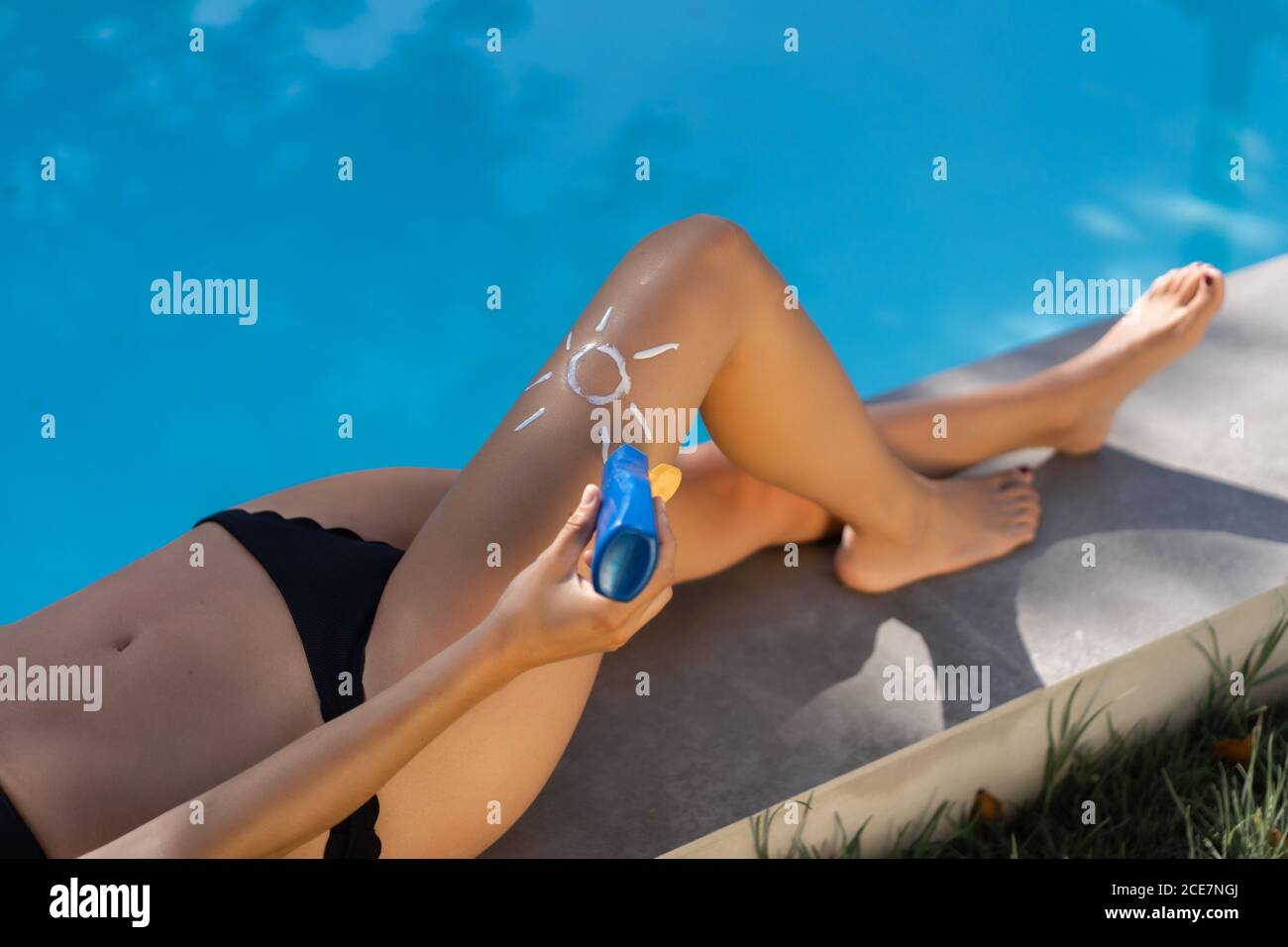 Junge Frauen in Schwarz tragen im Studio stehend und schauen zu Kamera auf grauem Hintergrund Stockfoto