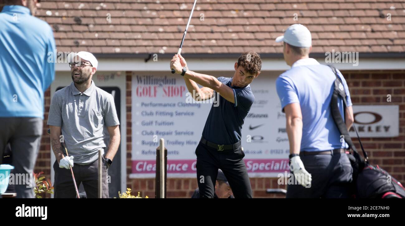 Amateur-Golfer konkurrieren in einem Wohltätigkeitsmatch zur Unterstützung von Macmillan Cancer im Willingdon Gold Club East Sussex, Großbritannien Stockfoto