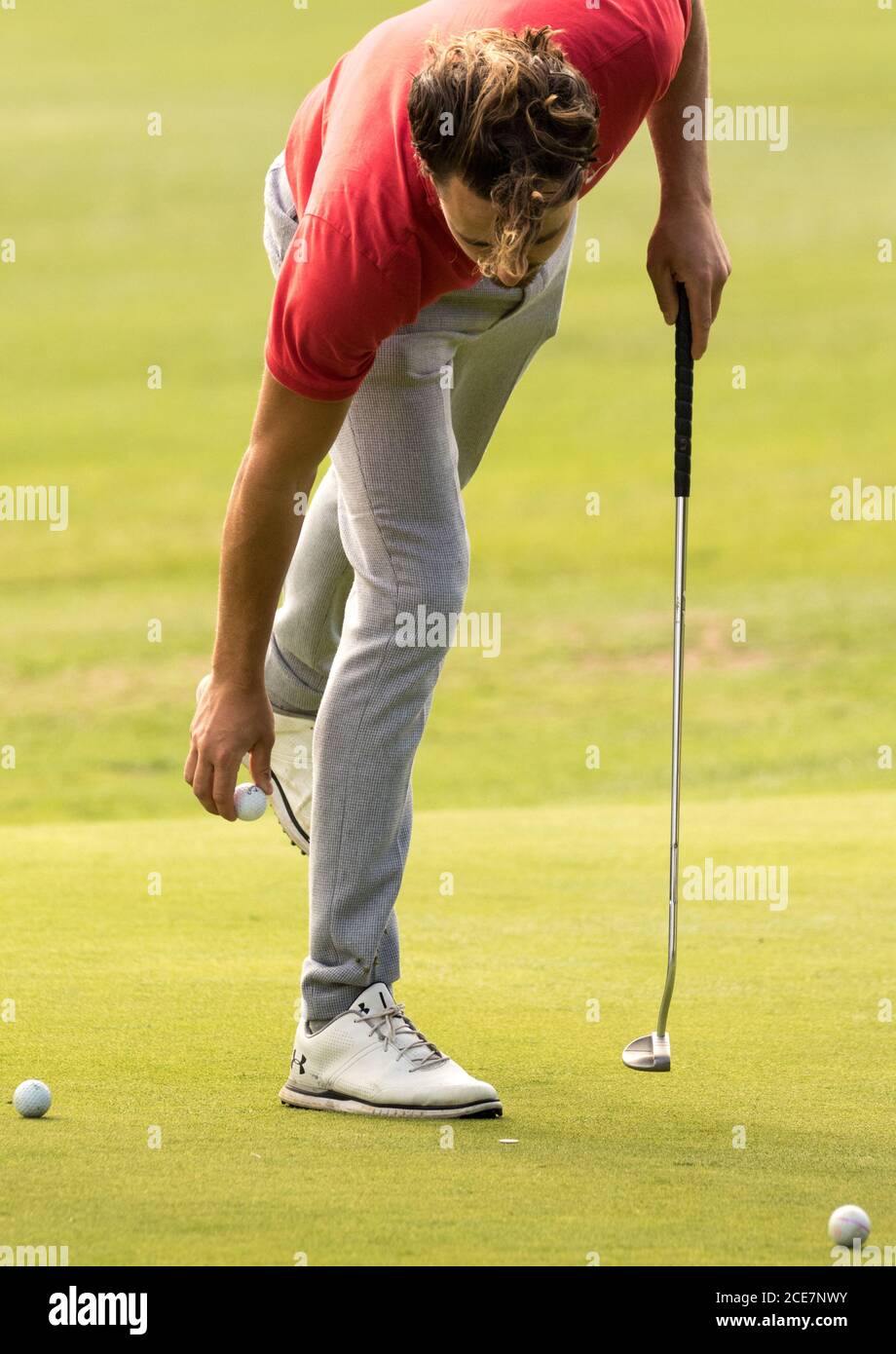 Amateur-Golfer konkurrieren in einem Wohltätigkeitsmatch zur Unterstützung von Macmillan Cancer im Willingdon Gold Club East Sussex, Großbritannien Stockfoto