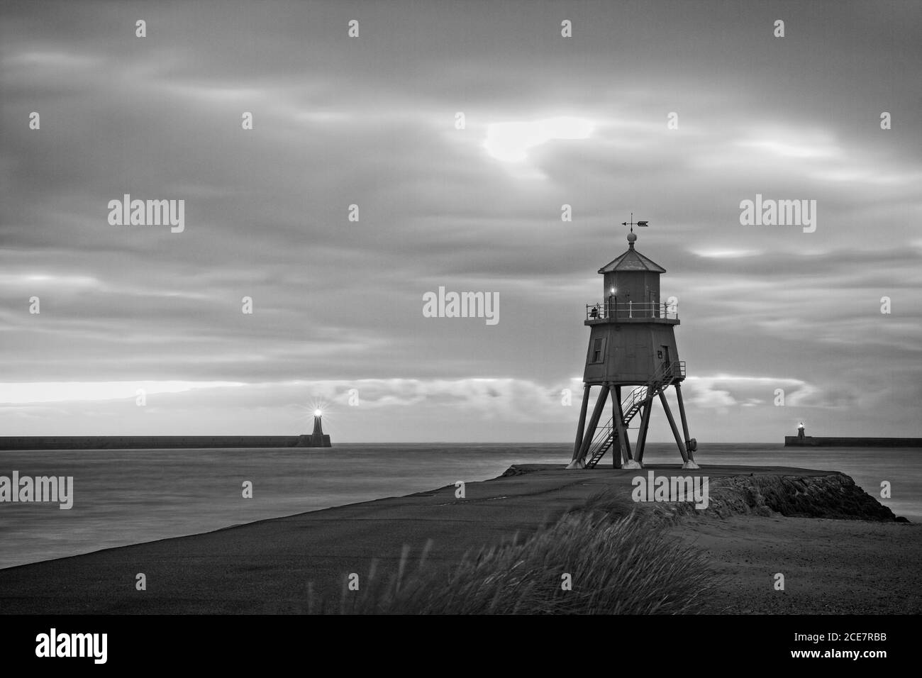 Die rote Herde Groyne Leuchtturm in der Mündung des Flusses Tyne in South Shields bei Sonnenaufgang gefangen. Stockfoto