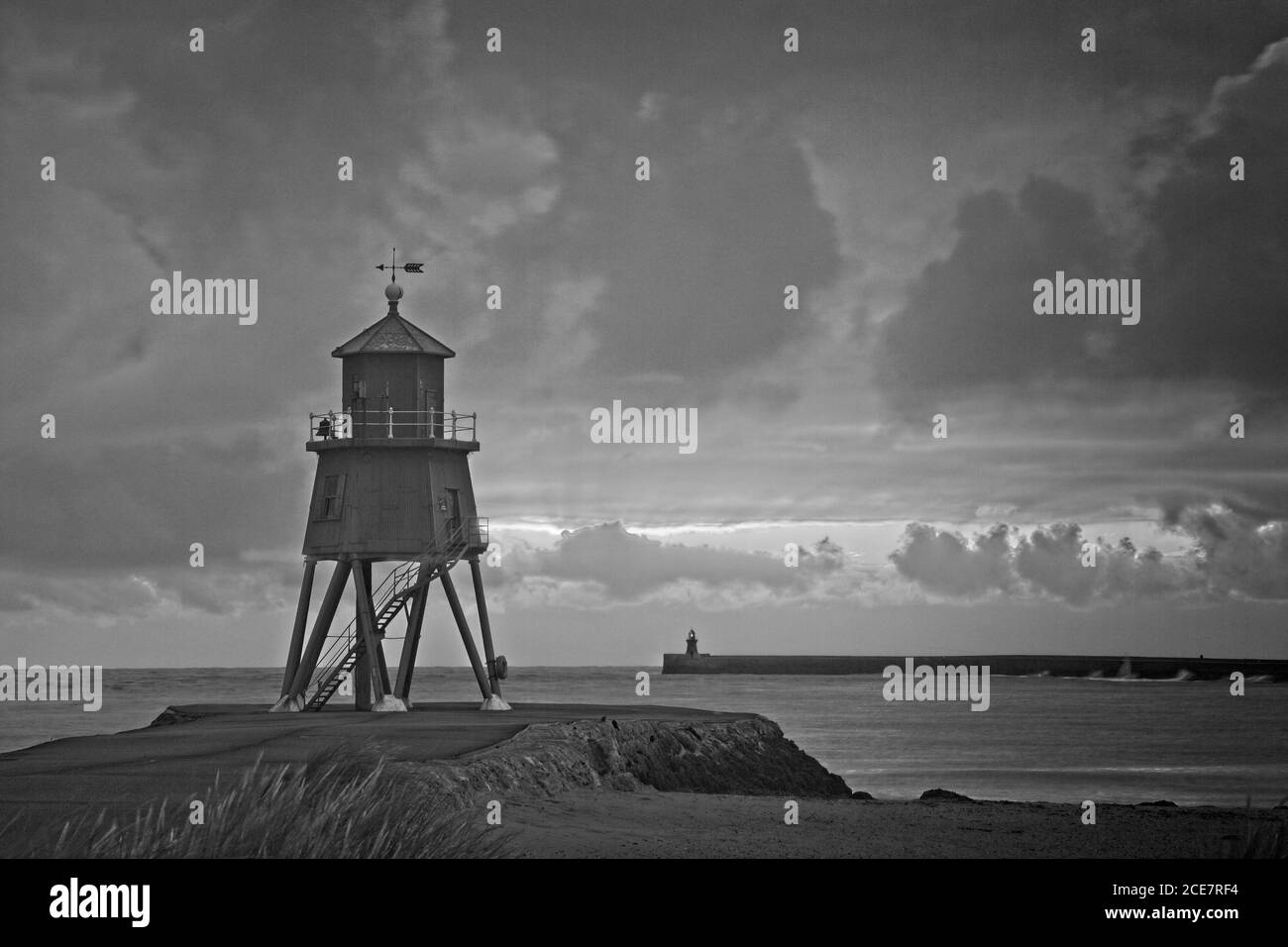 Die rote Herde Groyne Leuchtturm in der Mündung des Flusses Tyne in South Shields bei Sonnenaufgang gefangen. Stockfoto