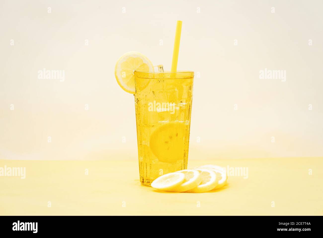 Ein Glas frisches Getränk mit Zitronen und Kiwi Tisch im Studio Stockfoto