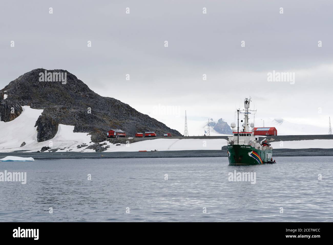 Greenpeace-Schiff Arctic Sunrise vor der Cámara Base, Menguante Cove, Half Moon Island, Livingston Island, South Shetland Islands, Antarktis Stockfoto