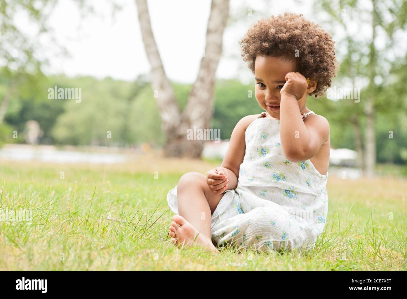 Afrikanisches Mädchen im Gras Stockfoto