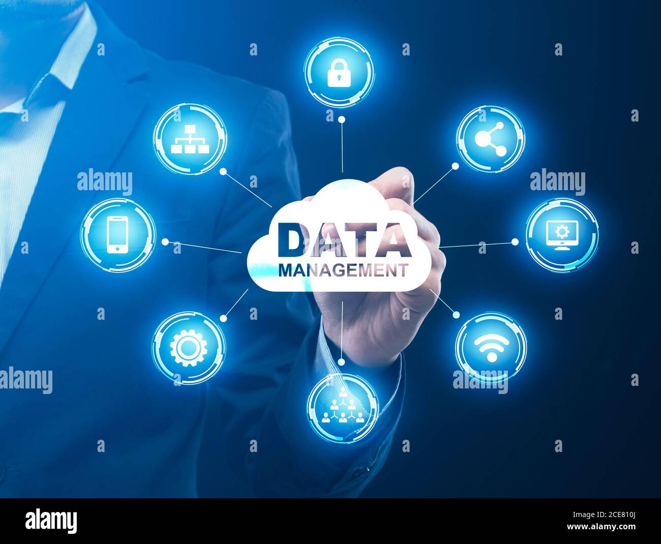 Geschäftsmann, Der Sich Für Data Management Storage Cloud On Virtual Screen Mit Entscheidet Infografik Für Unternehmen Stockfoto