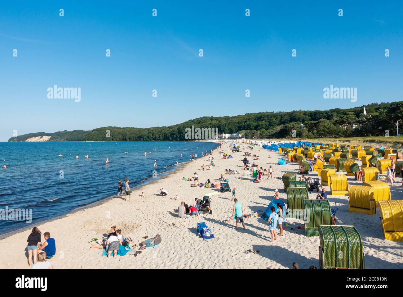 Der lebhafte Strand von Binz im Sommer 2020, Rügen, Mecklenburg-Vorpommern, Deutschland Stockfoto