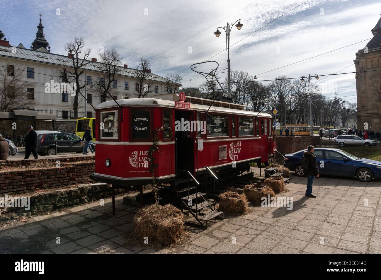 Ein Café in einem roten alten Waggon in Lviv, Ukraine Stockfoto