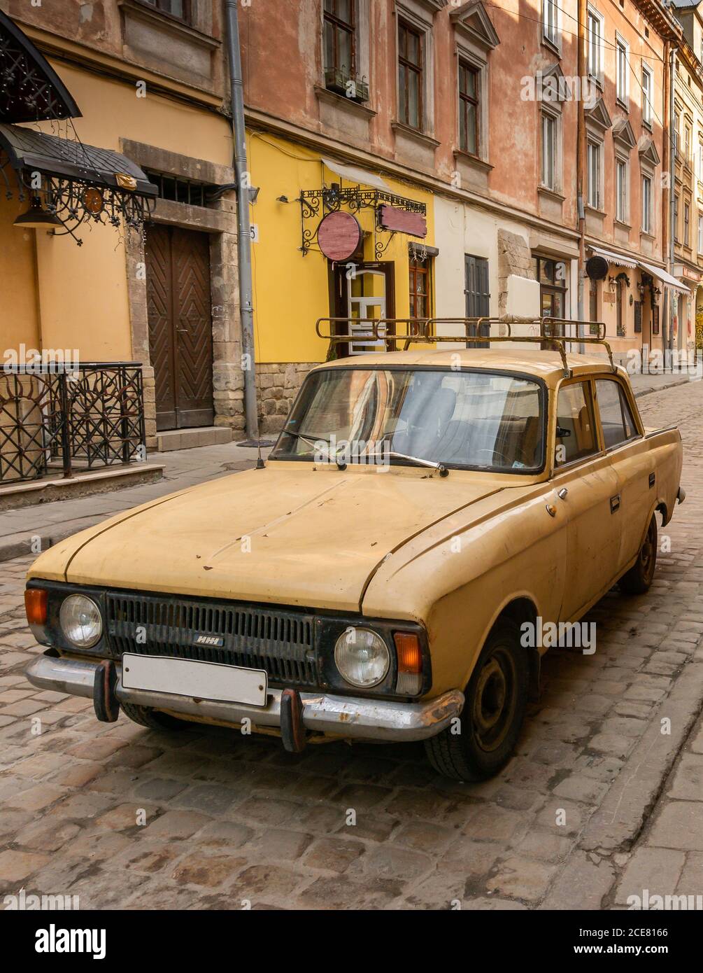 Altes Auto in den Straßen von Lviv Stadtzentrum, Ukraine geparkt Stockfoto